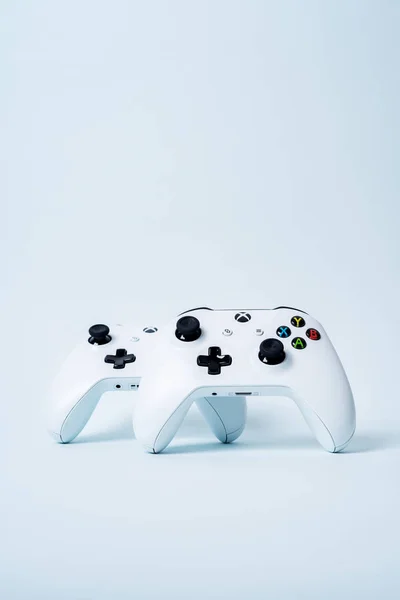 Два Ігрових Планшетів Xbox Контролера Джойстики Синьому Фоні Пастельних — стокове фото