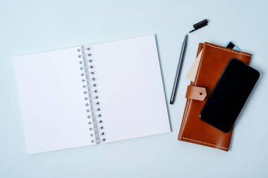 telefon, boş not defteri, açık mavi renkli kredi kartı ile cüzdan ile kompozisyon 
