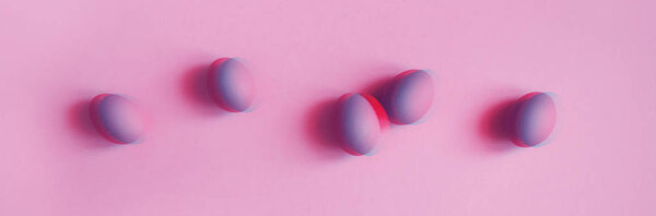 Вид сверху розовых яиц на розовом фоне, эффект скольжения
 