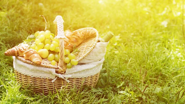 Vintage Fonott Kosár Piknik Zöld Szőlő Üveg Borral Croissant Zöld — Stock Fotó