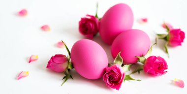 Küçük pembe güller ile ışık arka plan üzerinde parlak pembe Paskalya yumurta