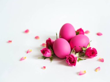 Dekoratif Paskalya yumurtaları ve pembe gül pembe Paskalya ışık yumurta 