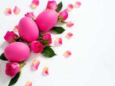 Dekoratif Paskalya yumurtaları ve pembe gül pembe Paskalya ışık yumurta 