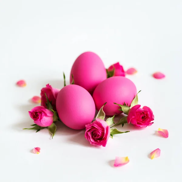 Dekoratif Paskalya yumurtaları ve pembe gül pembe Paskalya ışık yumurta 
