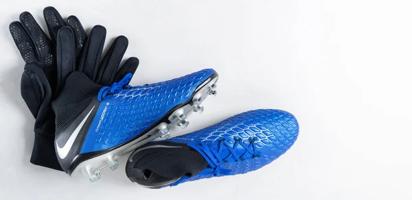 Paar Voetbalschoenen Soccers Schoenplaatjes Nike Schoenen Handschoenen Witte Achtergrond — Stockfoto