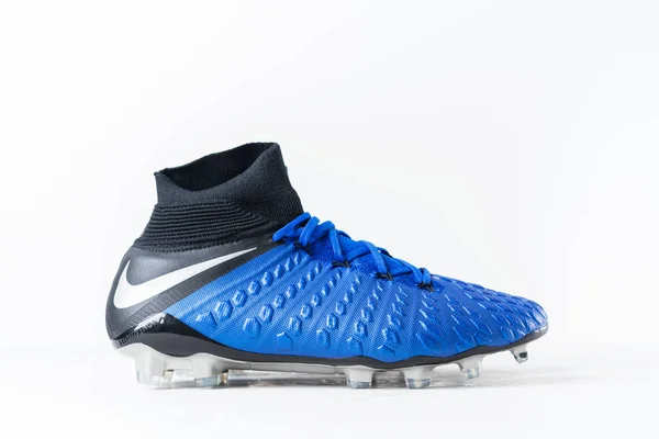 Vue Latérale Des Crampons Football Chaussures Nike Sur Fond Blanc — Photo