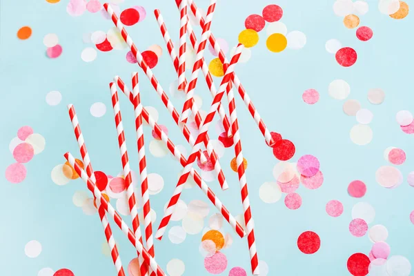 Rode Gestreepte Drinken Rietjes Voor Drank Gekleurde Confetti Pastel Blauwe — Stockfoto