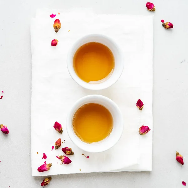 Duas Xícaras Cerâmica Branca Chá Ervas Com Botões Rosa Secos — Fotografia de Stock