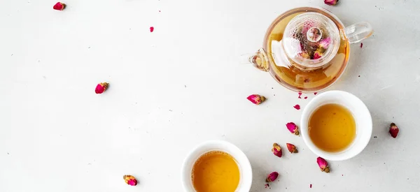 Dwa Białe Kubki Przezroczysta Czajniczek Ziołową Herbatą Suszonych Różowych Pąków — Zdjęcie stockowe