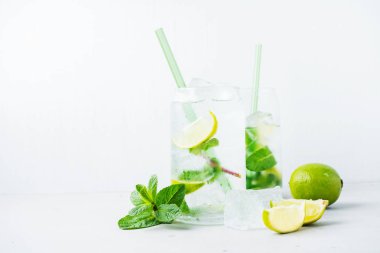 Hafif arka planda saman ile tropikal mojito kokteyller ile iki bardak