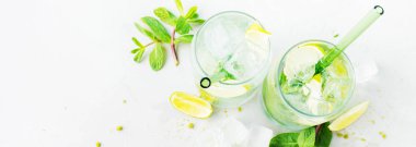 Hafif arka planda saman ile tropikal mojito kokteyller ile iki bardak