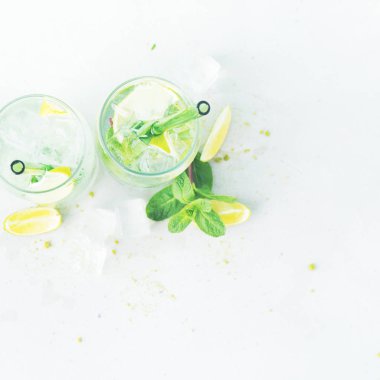 Hafif arka planda saman ile tropikal mojito kokteyller ile iki bardak