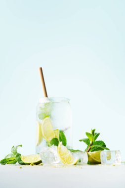Hafif arka planda tropikal mojito kokteyli ile camın yakın görünümü