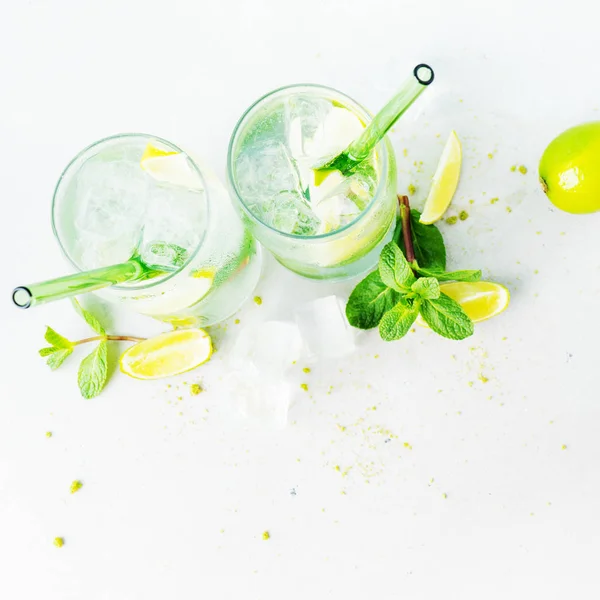 Dos Vasos Con Cócteles Mojitos Tropicales Con Pajitas Sobre Fondo —  Fotos de Stock