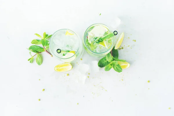 Dos Vasos Con Cócteles Mojitos Tropicales Con Pajitas Sobre Fondo —  Fotos de Stock