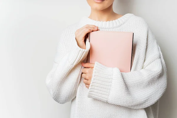 Donna Maglione Lana Bianca Che Tiene Libro Con Copertina Rosa — Foto Stock