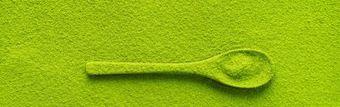 Dokulu arka plan üzerinde yeşil çay Matcha ile strewed kaşık üst görünümü