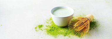 Chasen bambu çırpıcı ile Organik yeşil çay Matcha tozu, hafif arka plan üzerinde demlemek için kase