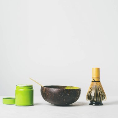 Organik Japon yeşil çay ve araçları Chasen bambu çırpıcı, Chashaku kaşık ve beyaz arka plan üzerinde kase 