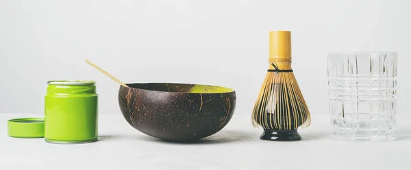 有机日本绿茶和工具大通竹胡须 查沙库勺子和碗在白色背景 — 图库照片