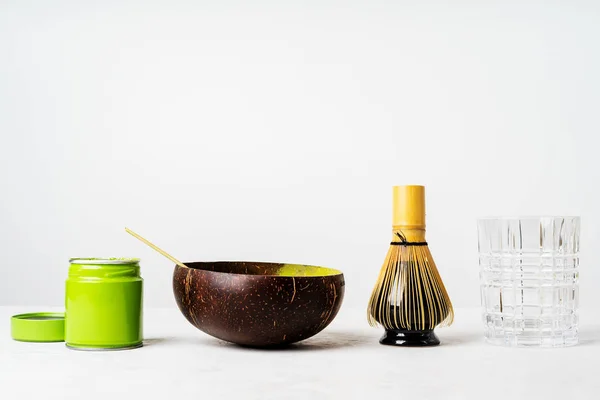 有机日本绿茶和工具大通竹胡须 查沙库勺子和碗在白色背景 — 图库照片