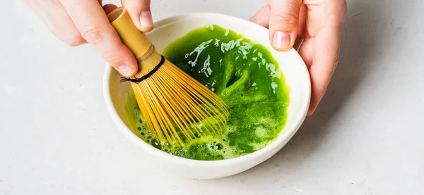 Žena Připravuje Zelený Čaj Matcha Bílé Míse Bambusem Chasen Whisk — Stock fotografie