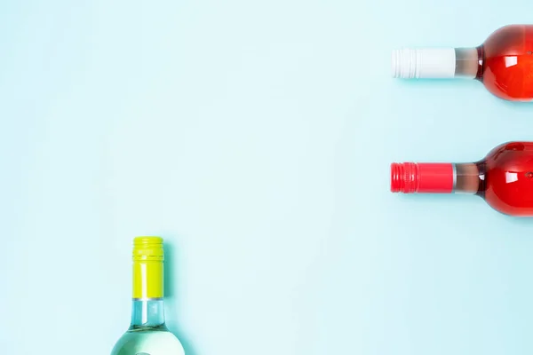 Βίδα Καλύμματα Φύλλων Μπουκαλιών Από Λευκό Και Τριαντάφυλλο Μπουκάλια Κρασιού — Φωτογραφία Αρχείου