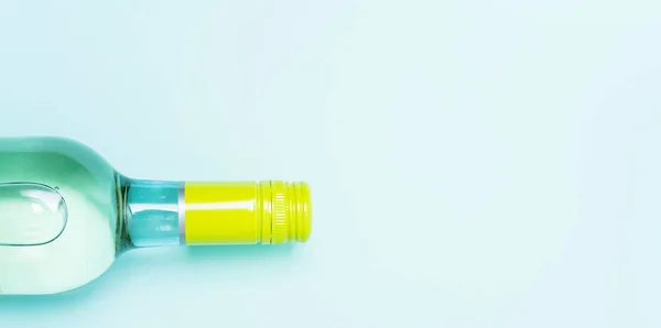 Kleurrijke Fles Dop Turquoise Achtergrond — Stockfoto