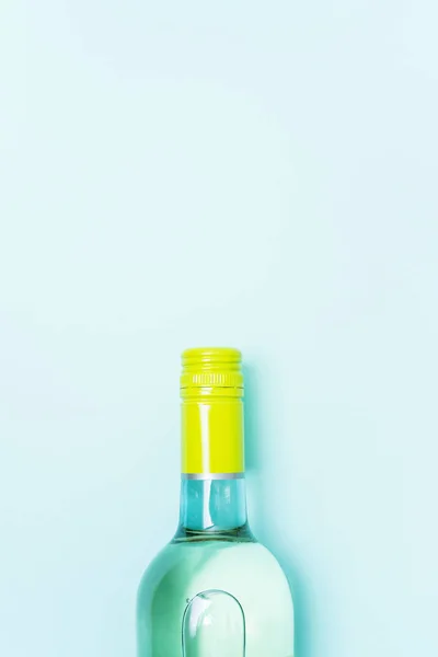 ターコイズの背景にカラフルなボトルキャップ — ストック写真
