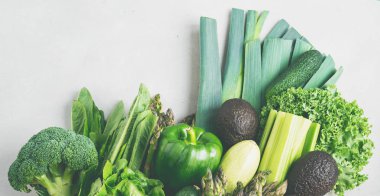 Taze yeşil sebze ve yeşillik beton arka plan üzerinde pamuk eko alışveriş çantası