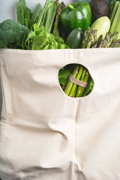 Verduras Verdes Frescas Vegetación Algodón Eco Bolsa Compras Sobre Fondo — Foto de Stock