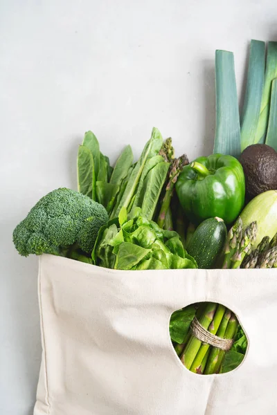 Verdure Verdi Fresche Verde Cotone Eco Shopping Bag Sfondo Cemento — Foto Stock