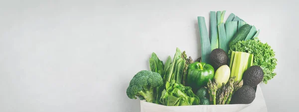 Verduras Verdes Frescas Vegetación Algodón Eco Bolsa Compras Sobre Fondo — Foto de Stock