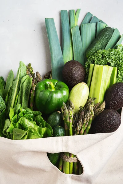 Verduras Verdes Frescas Vegetación Algodón Eco Bolsa Compras Sobre Fondo — Foto de Stock