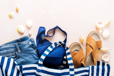 Mayo, rahat trendy deri sandalet ve pembe pastel arka plan kabukları ile Çizgili plaj çantası