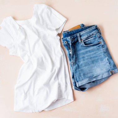 pembe pastel arka planda asual yaz beyaz t-shirt ve denim şort