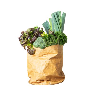 Beyaz arka plan üzerinde yeniden kullanılabilir kağıt paket taze yeşil sebze ve yeşillik Çeşitli