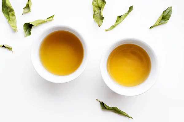 Δύο Λευκές Κούπες Τσάι Πράσινο Τσάι Ξερά Φύλλα Λευκό Φόντο — Φωτογραφία Αρχείου