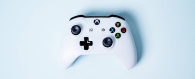 Xbox Gamepad denetleyicisinin joystick kopya alanı pastel mavi zemin üzerine