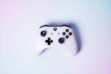 Xbox Gamepad denetleyicisinin joystick kopya alanı pastel mavi zemin üzerine