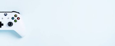 Xbox Gamepad denetleyicisinin joystick kopya alanı pastel mavi zemin üzerine