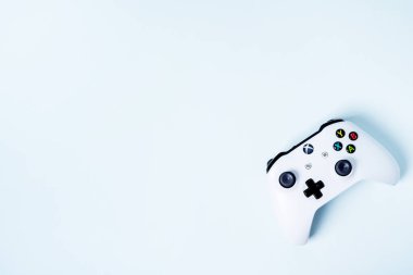 Xbox Gamepad denetleyicisinin joystick kopya alanı pastel mavi zemin üzerine