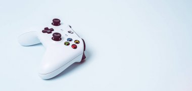 Xbox Gamepad denetleyicisinin joystick kopya alanı pastel mavi zemin üzerine