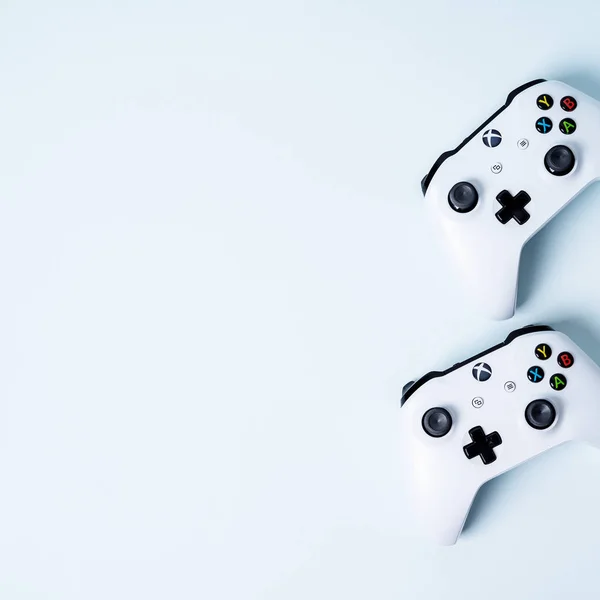Δύο Χειριστήρια Χειριστήριο Χειριστήρια Xbox Μπλε Παστέλ Φόντο — Φωτογραφία Αρχείου
