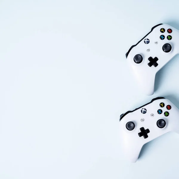 Zwei Xbox Gamepads Steuerknüppel Auf Blauem Pastellhintergrund — Stockfoto