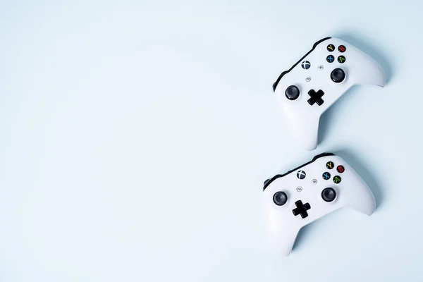 Два Ігрових Планшетів Xbox Контролера Джойстики Синьому Фоні Пастельних — стокове фото