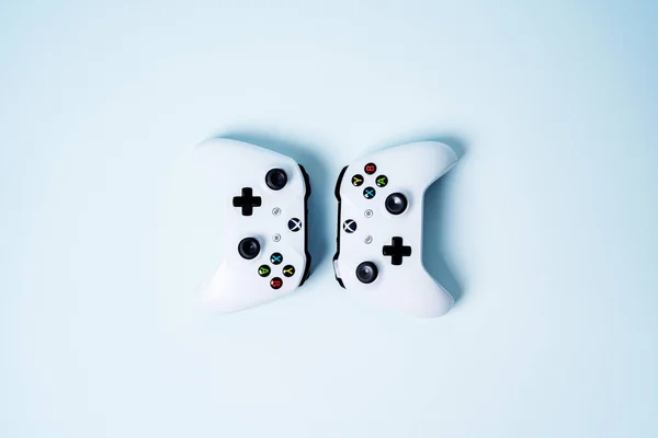 Pastel Mavi Zemin Üzerine Iki Xbox Gamepads Denetleyicisi Oyun Çubukları — Stok fotoğraf