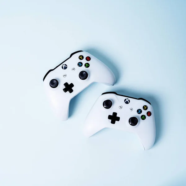 Dva Pákové Ovladače Řadiče Gamepady Xbox Modré Pastelové Pozadí — Stock fotografie