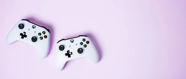 蓝色丁香背景上的两个 Xbox 游戏板控制器操纵杆 — 图库照片