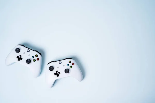 Δύο Χειριστήρια Χειριστήριο Χειριστήρια Xbox Μπλε Παστέλ Φόντο — Φωτογραφία Αρχείου